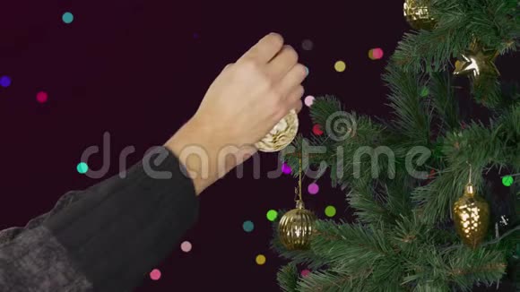 曼斯手装饰圣诞树抽象背景闪闪发光的光芒闪烁绿色圣诞树圣诞节视频的预览图