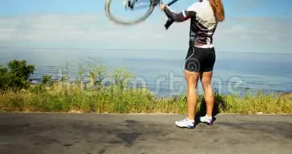 骑自行车的女性在乡村道路4k视频的预览图