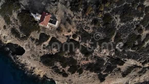 直升机绕着小岛飞行老房子被海洋空间包围岛上有一栋房子孤独观点视频的预览图