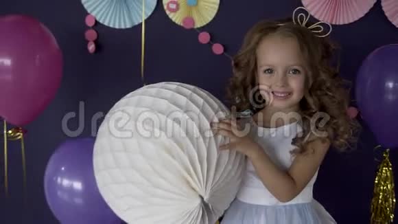 美女抱大白气球概念生日派对画像视频的预览图