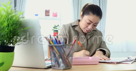 4张亚洲妇女为支付账单而努力工作的K像视频的预览图
