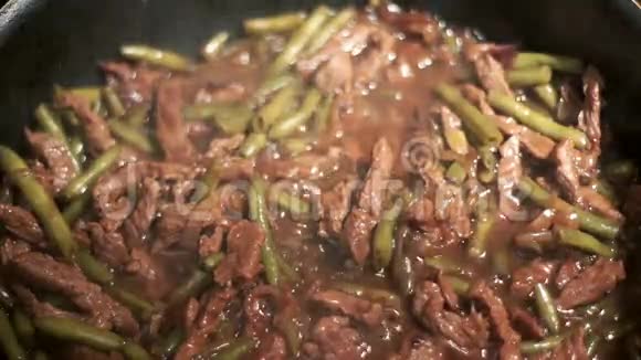 在煎锅里煮肉牛肉炖肉准备食品视频的预览图