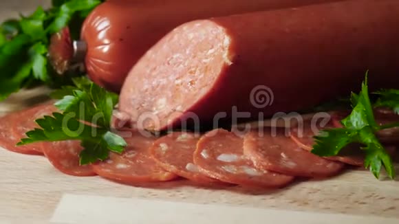 有美味腊肠的食物托盘框架切香肠和腌制肉在庆祝桌上视频的预览图
