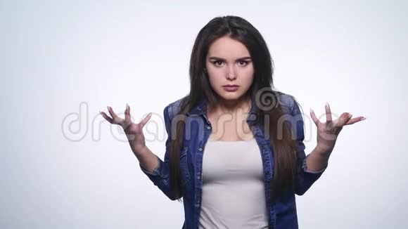 愤怒的长发女人负面摇头的肖像在白色背景下不挥手否认视频的预览图