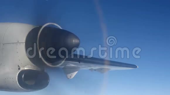 空中飞行时的飞机螺旋桨视频的预览图