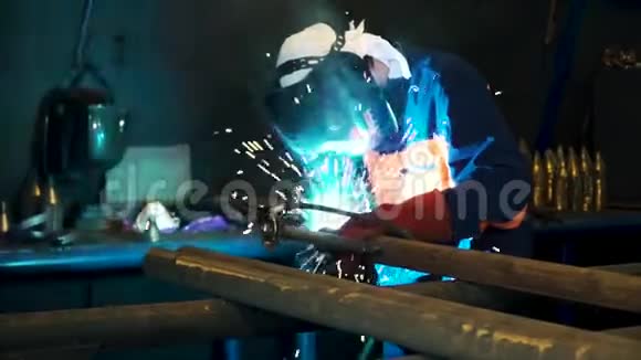 工人焊接施工采用MIG焊接剪辑工人用手工焊接钢件视频的预览图