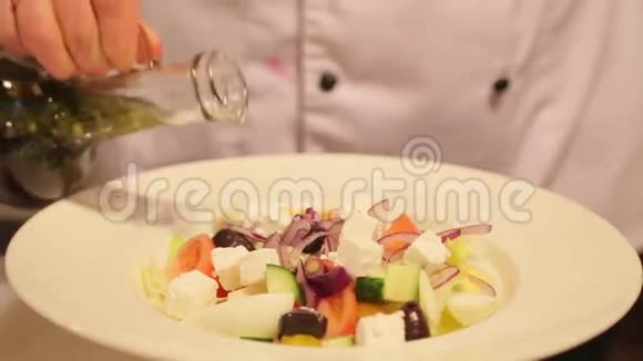 厨师用酱汁倒入沙拉视频的预览图
