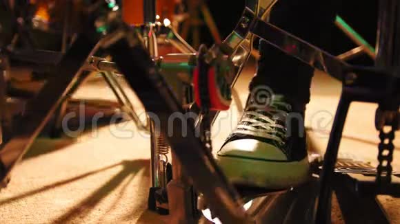 鼓手他的脚在运动鞋移动鼓低音踏板视频的预览图