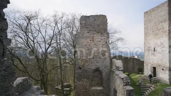 中世纪城堡塔楼修道院视频的预览图