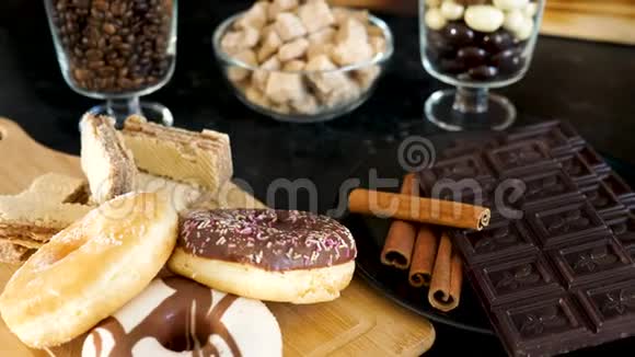 黑巧克力和肉桂棒旁边的甜甜圈和华夫饼视频的预览图