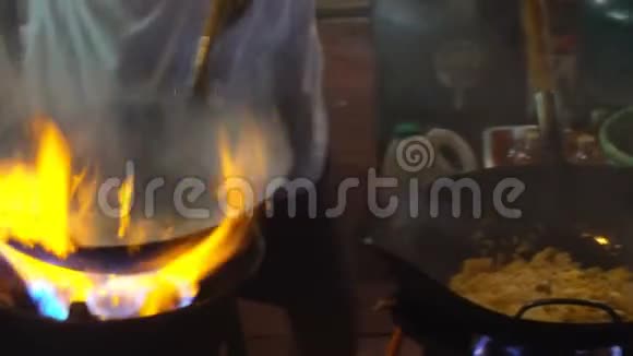曼谷唐人街的街边炒锅在市中心的一个晚上厨师在外面的路上用蔬菜烧热油视频的预览图