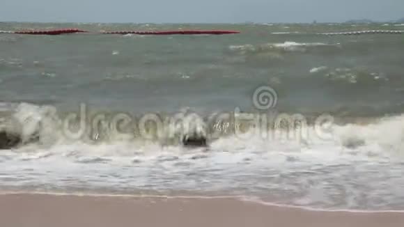 波涛汹涌的海浪海上的浮标海上安全浮标洗澡区视频的预览图