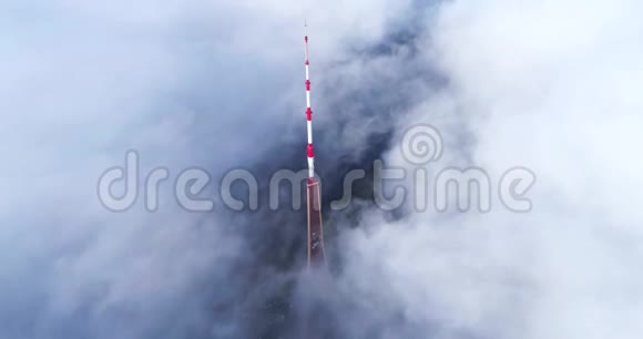 电视塔云无人驾驶飞机从云层上方消失视频的预览图