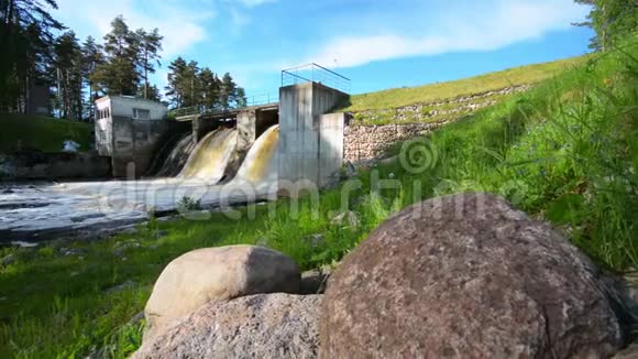 滑水瀑布的多利射击和一座老水坝夏日风景视频的预览图