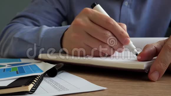 男人在办公室工作场所写在纸条上视频的预览图