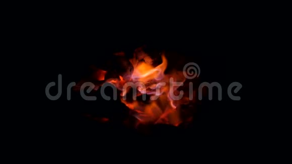 燃烧的炭火特写开火视频的预览图