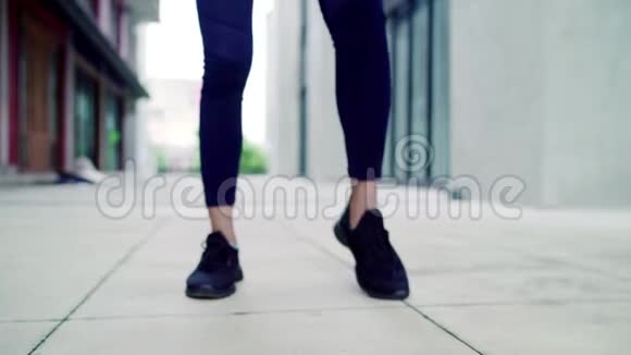 慢动作健康美丽的年轻亚洲运动员妇女运动服装腿部变暖伸展手臂准备跑步视频的预览图