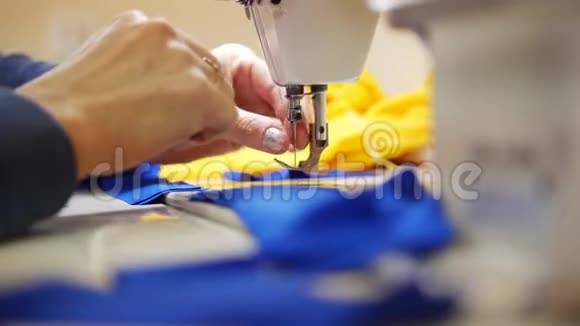 妇女在缝纫机上从事纺织工作注意布料视频的预览图