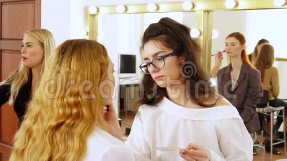化妆师给模特儿打基础的女人视频的预览图