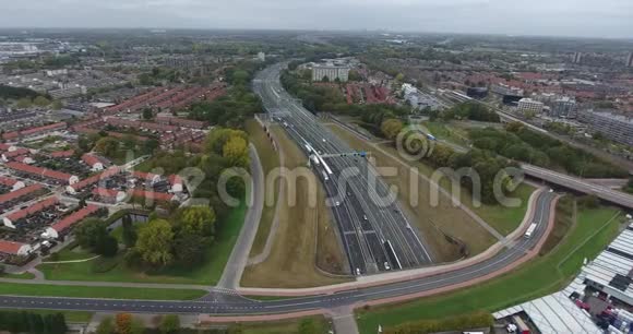 荷兰Dordrecht河下公路和隧道的鸟瞰图视频的预览图