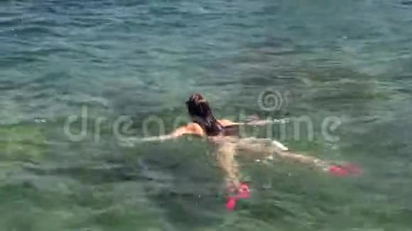 快乐的女孩在海里游泳视频的预览图