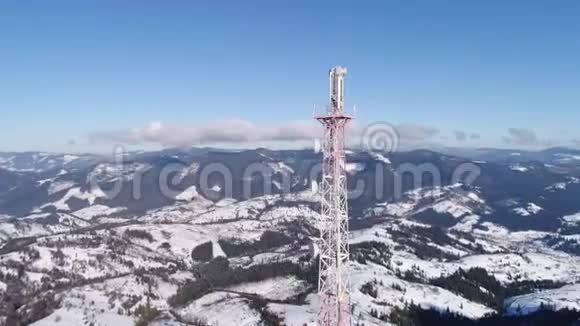 飞越无线电通信塔山上积雪覆盖冬季景观视频的预览图