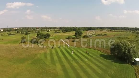 一架无人驾驶飞机飞过一座高尔夫球场男子正在打高尔夫视频的预览图
