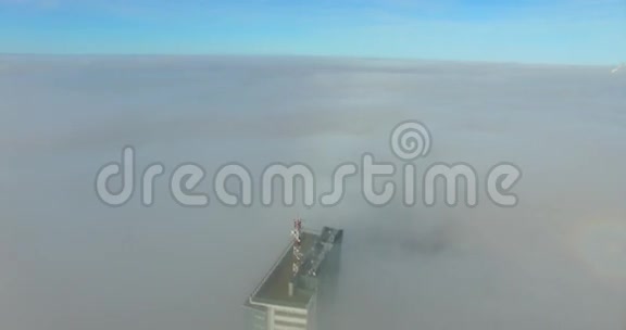 摩天大楼潜入雾中空中镜头视频的预览图