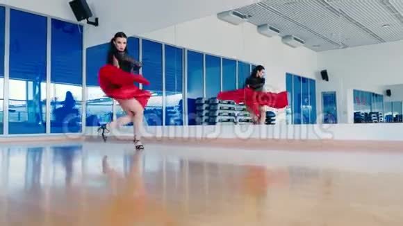 红唇的年轻女子在健身房跳探戈视频的预览图