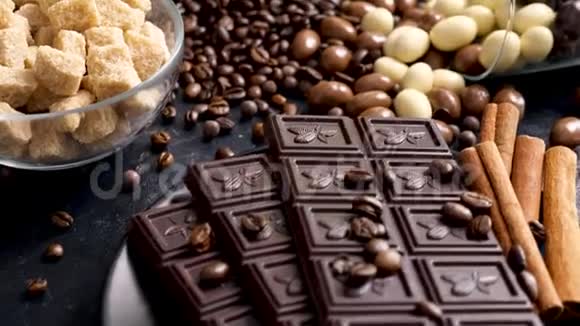 在巧克力中加入咖啡豆和花生的倒杯视频的预览图