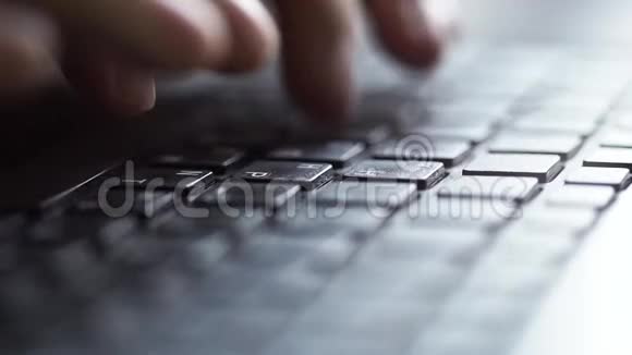 笔记本电脑键盘尝试访问数据双手触摸打字视频的预览图