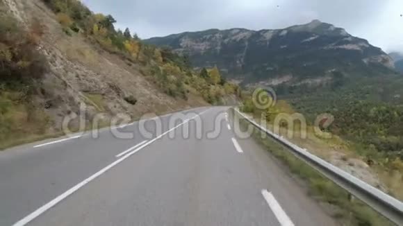 摩托车手骑在法国美丽的风景山路上雨天第一人观点视频的预览图