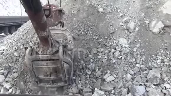 装满岩石的大型挖掘机的桶视频的预览图