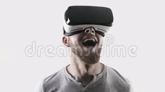 情绪微笑快乐的男人戴着虚拟现实护目镜VR耳机抬起头来视频的预览图