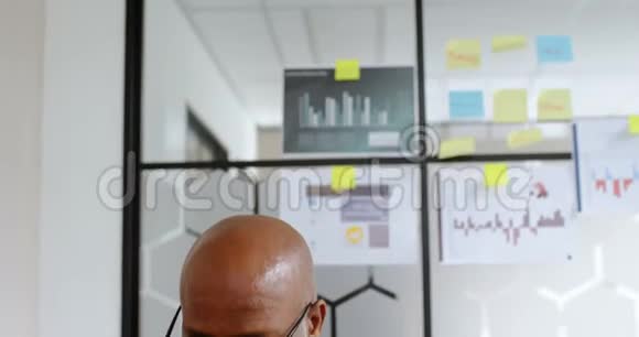 高级男性行政人员办公桌4k视频的预览图
