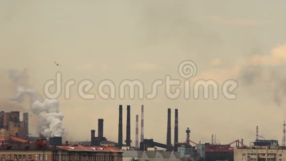 城市景观与吸烟冶金烟囱视频的预览图