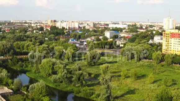 乌克兰卢茨克27062018年桥上汽车流量视频的预览图