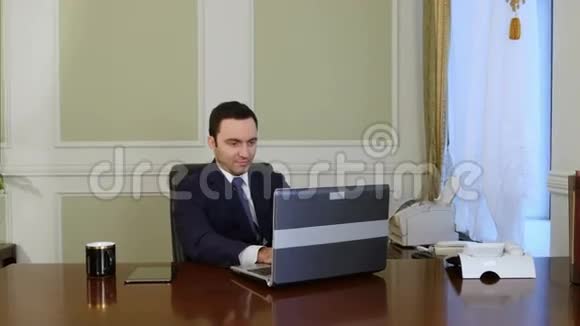 欧洲工人在键盘上打字看手提电脑显示器视频的预览图