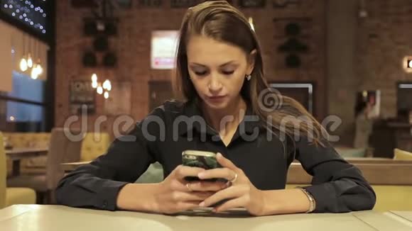 女商人在咖啡厅使用智能手机视频的预览图