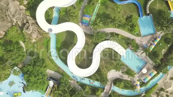 空中观景水滑在游乐水上乐园人们在户外水上公园玩滑梯夏季活动视频的预览图