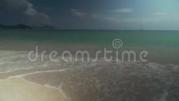 美丽的南海大东海滩上小童跑进水中的存量录像视频的预览图