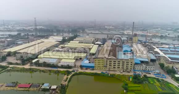 工业区厂房一个有高管道的小工厂视频的预览图