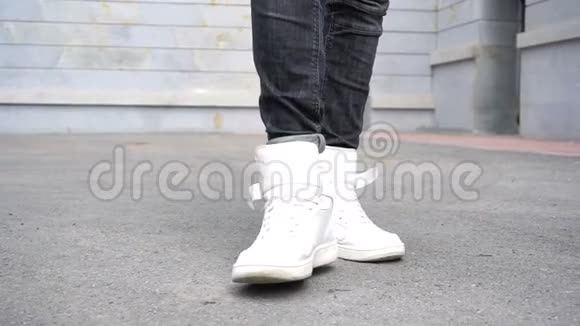 穿着运动鞋在瓷砖路上行走的人的腿被射杀视频的预览图