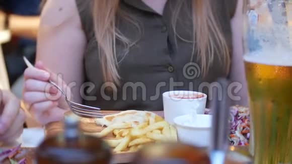 特写女性用叉子从木盘中取出快餐4k视频的预览图