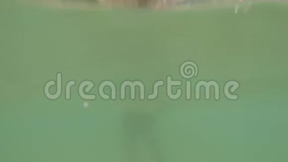 这个女孩沐浴在大海中在迪拜摩天大楼的背景下喷水慢速射击视频的预览图
