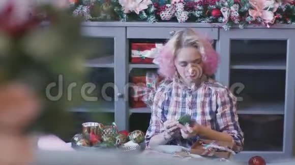 圣诞节新年的女人室内包装圣诞礼物视频的预览图