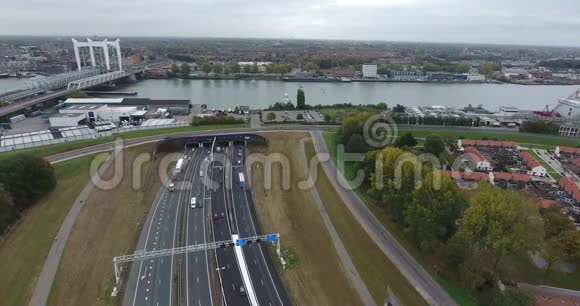 荷兰Dordrecht河下公路和隧道的鸟瞰图视频的预览图