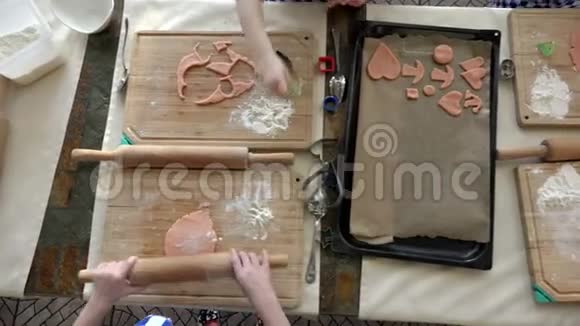 我们把面团中的饼干放在烤盘上以便在烤箱里烤视频的预览图
