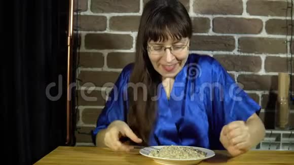 年轻女人吃燕麦粥视频的预览图