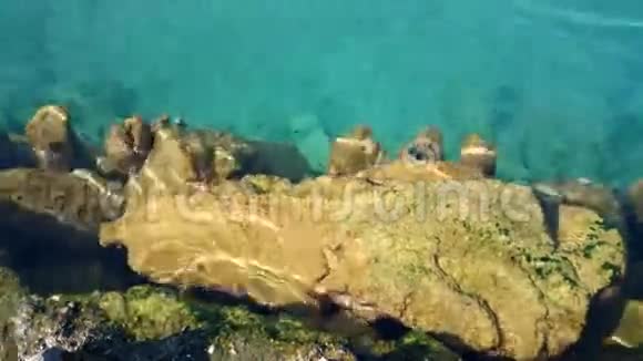 在水下的岩石视频的预览图